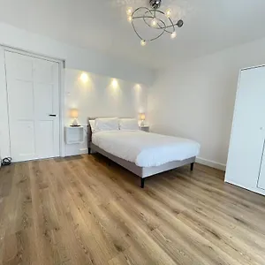 deluxe-spacious-room-in-beckton.cambridgehotelsuk.com/